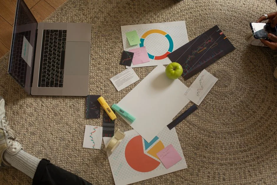 Un homme examine des stratégies de contenu marketing à l’aide de notes autocollantes sur un tableau blanc.